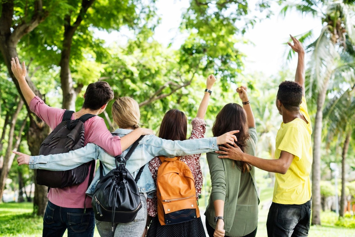 Groupe d'adolescent de dos dans un parc.