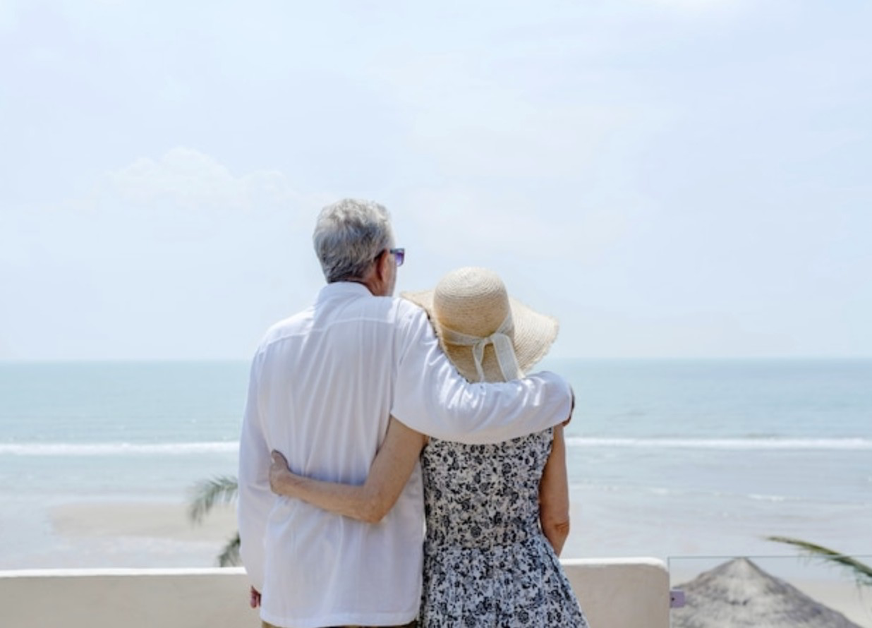 Couple de sénior de dos, regardant la mer.